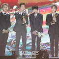 Para personel Winner yang meraih penghargaan Digital Bonsang di Golden Disc Awards 2018 juga mewakili Big Bang menerima trofi mereka.