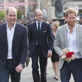 Di hari yang sama, Pangeran Harry dengan kakaknya, Pangeran William, menyempatkan diri menyapa warga Inggris sebelum upacara pernikahan