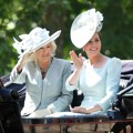 Kath Middleton duduk dalam satu kereta bersama Camilla menuju istana Buckingham
