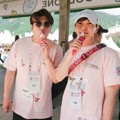 Shindong dan Leeteuk Super Junior makan es krim yang disediakan di SMTOWN Workshop Pyeongchang 2018.