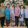 Paula dan Baim Wong tampak senyum ceria ketika foto keluarga