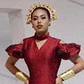 Ada juga penyanyi Kamasean yang tampil berani dengan warna merah dan hiasan bak mahkota.