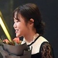 Kim Hyang Gi Menerima Trofi di Buil Film Awards 2018
