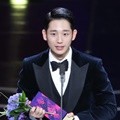 Jung Hae In berhasil membawa pulang piala K-Star Popularity Award dan Excellence Award Actor di APAN Star Awards 2018.
