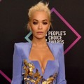 Rita Ora di Red Carpet Peoples Choice Awards 2018