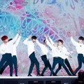 Wanna One Saat Nyanyikan Lagu 'Spring Breeze' di MAMA 2018 Korea