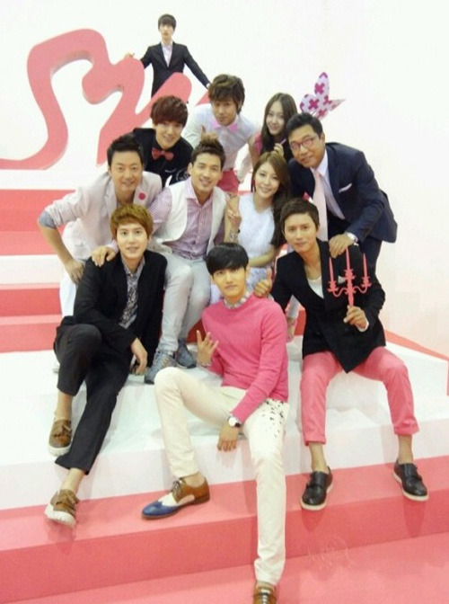 http://www.wowkeren.com/images/news/20120721-snsd-tvxq-suju-boa-foto-bareng-petinggi-sm-entertaintment.jpg