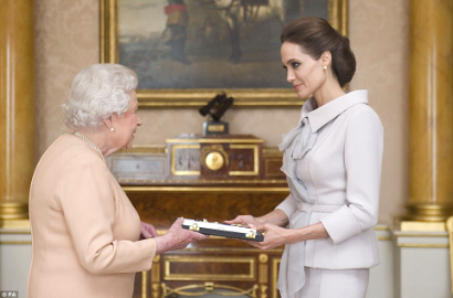 Angelina Jolie Tersanjung Diberi Penghargaan Oleh Ratu Inggris