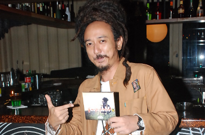 Penyanyi Reggae Ras Muhamad Rilis Album 'SALAM' Berbentuk Fisik