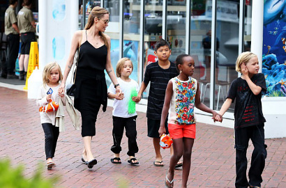 Angelina Jolie dan ke-6 Anaknya Muncul di Depan Publik Sejak Gugat Cerai Brad Pitt