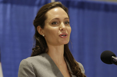 Kepergok Menginap di Hotel, Angelina Jolie Sudah 'Buang' Cincin Nikahnya