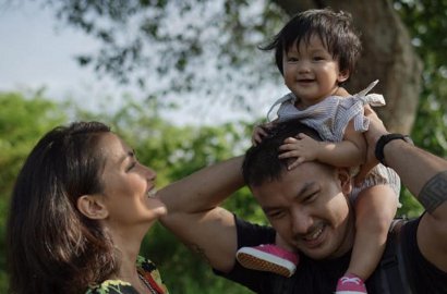 Unggah Foto 'Hot' Pemotretan Keluarga, Ekspresi Anak Atiqah Hasiholan Curi Perhatian
