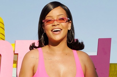 Sukses Bisnis Kosmetik, Rihanna Siap Produksi Lingerie