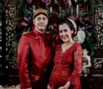 Arie Dwi Andika dan Ardina Rasti Ganti Memakai Baju Adat Jawa Berwarna Merah