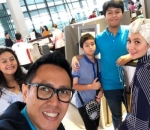 Tak Gengsi, Eko Patrio Kompak Selfie di Bandara Bareng Keluarga