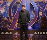 Kevin Julio Asik Pose di Photo Booth Logo Avengers