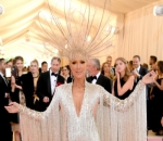 Celine Dion Tampil Memukau Kenakan Dress Karya Oscar de la Renta