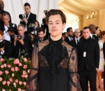 Harry Styles Simpel Pakai Baju Keluaran Brand Gucci