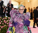 Jurnalis Fashion, Hamish Bowles Tampil Memukau dalam Balutan Kostum Unik