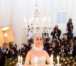 Katy Perry Curi Perhatian Tampil Mewah dengan Gaun Chandelier