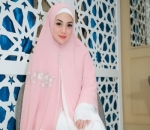 Celine Evangelista Ngaku Nyaman Pakai Hijab Dikira Sudah Jadi Mualaf
