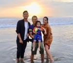 Bahagia Nikmati Liburan Bersama Keluarga di Pantai
