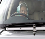 Ketika Ratu Elizabeth II Nyetir Mobil Sendiri