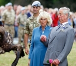 Ekspresi Epik Camilla dan Pangeran Charles Saat Berhadapan dengan Burung Elang