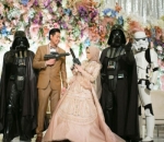Pose Kece Bareng Darth Vader dan Stormtrooper di Depan Pelaminan