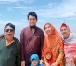 Momen liburan Oki Setiana Dewi bersama ayah dan ibu