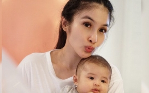 Umur Tiga Bulan Bisa Diajak Bercanda, Renyahnya Tawa Bayi Sandra Dewi