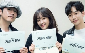 Rebutan Jung Ryeo Won, Jang Hyuk dan Junho Adu Masak di Poster 'Wok of Love'