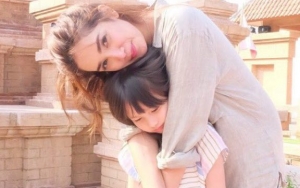 Kombinasi Merah dan Hitam di Resepsi Pernikahan Andhika-Ussy