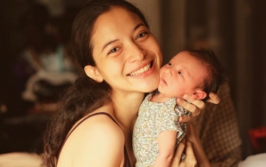Bagikan Momen Saat Gendong Bayinya yang Terlelap, Putri Marino Bikin Warganet Adem