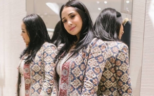 Nagita Slavina Beli Official Merchandise BLACKPINK, Kaus Harga Segini Cuma Dipakai 'Tutup' Blender