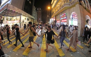 Ribuan Demonstran Hong Kong Bentuk Rantai Manusia Sepanjang 50 Kilometer