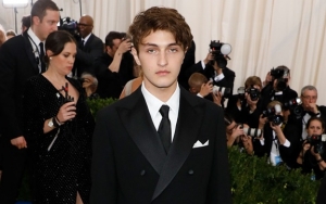 Foto Pembaptisannya Jadi Viral Ini Pengakuan Anwar Hadid