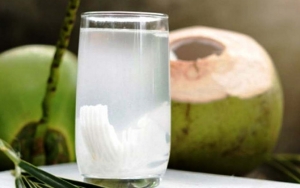 Minum Air Kelapa Muda Bisa Membantu Menurunkan Demam