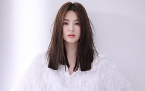 Song Hye Kyo Pamer Hadiah Spesial dari Teman, Netizen Singgung Ibu Song Joong Ki