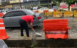 Otoritas Lokal Lelet, Politikus Malaysia Ini Tutup Sendiri Jalan Berlubang