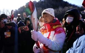 Jackie Chan Ikut Meriahkan Olimpiade Beijing, Lari Bawa Obor di Sepanjang Tembok Besar Tiongkok