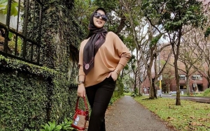 Gaya Busana Syahrini 'Tabrakan', Hijab Mencolok Jadi Sorotan