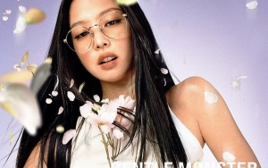 Tampil Serba Putih di Pop Up Store, Jennie Kirim Hadiah Kacamata untuk Jessica dan Jung Ho Yeon Cs