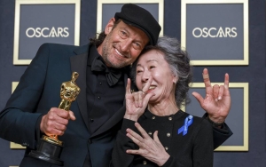 Piala Oscar 2022: Sikap Tanggap Youn Yuh Jung ke Aktor Tunarungu Troy Kotsur Curi Perhatian