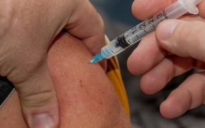 Seorang Pria di Jerman Rela Suntik Vaksin COVID-19 90 Kali Demi Jual Kartu Pass Palsu