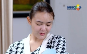 Bak Anak Sendiri, Amanda Manopo Momong Pemeran Bayi di 'Ikatan Cinta' Sampai Ketiduran