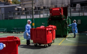 Kebijakan COVID-19 Hong Kong Picu Penumpukan Limbah Plastik yang Menggunung