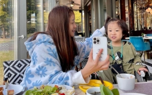 Lee Si Young Tuai Kontroversi Usai Posting Foto Telanjang Putranya