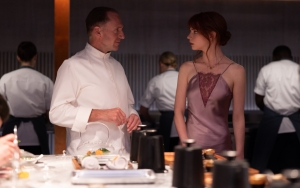 Koki Ralph Fiennes Suguhkan Hidangan Mengerikan ke Anya Taylor-Joy di Trailer 'The Menu'