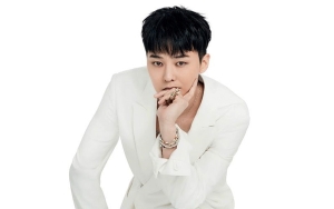 G-Dragon BIGBANG Pemotretan Telanjang Dada Dipeluk Model Cantik